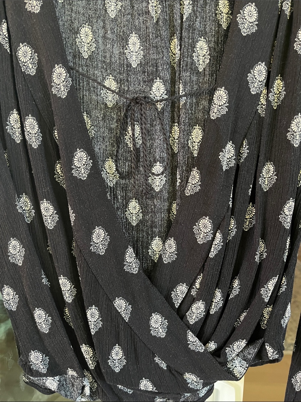 Mossimo Supply Co. Top Large Black White Floral Medallion Wrap Tassels - Picture 6 of 13